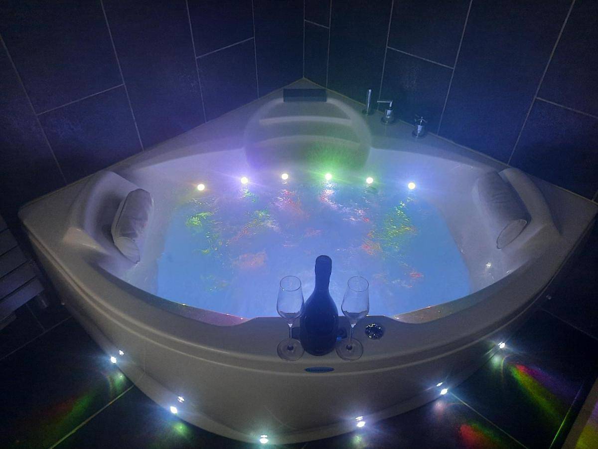 Appartement entier, Appartement 90m2 design, jacuzzi, billard... in Vitré, Fougères-Vitré