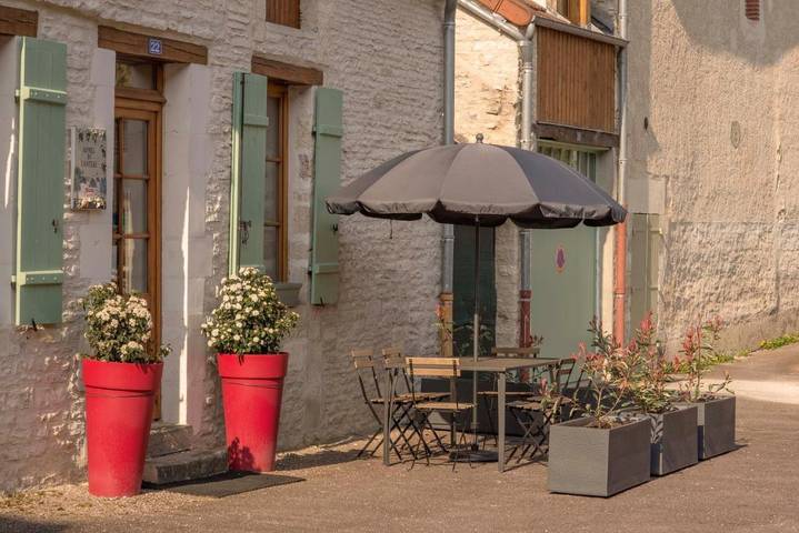 Location de vacances pour 7 personnes, avec vue et terrasse à Tanlay