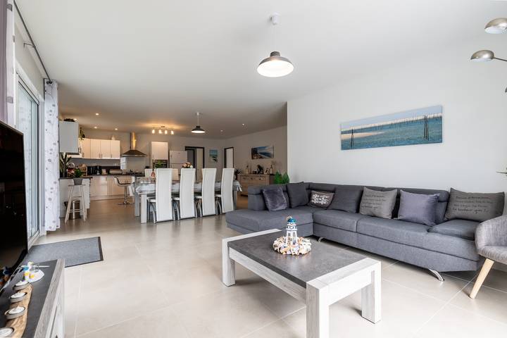 Villa "Bassin d'Arcachon" with Private Pool, Private Terraces and Wi-Fi in Arès, Arcachon region
