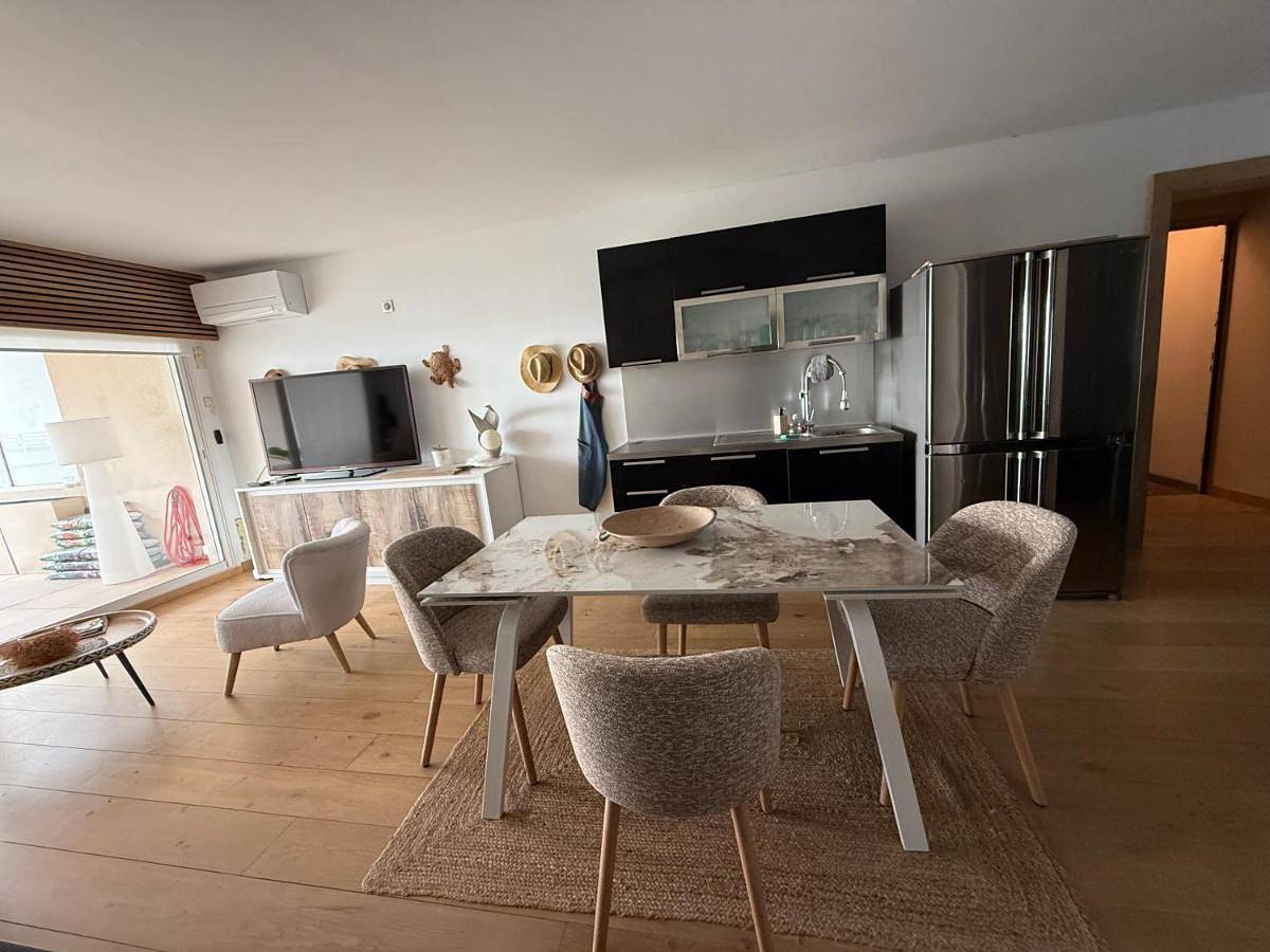 Appartement entier, Appartement 3 pièces pieds dans l 'eau front de mer sur la côte d'Azur in Le Trayas, Saint-Raphaël