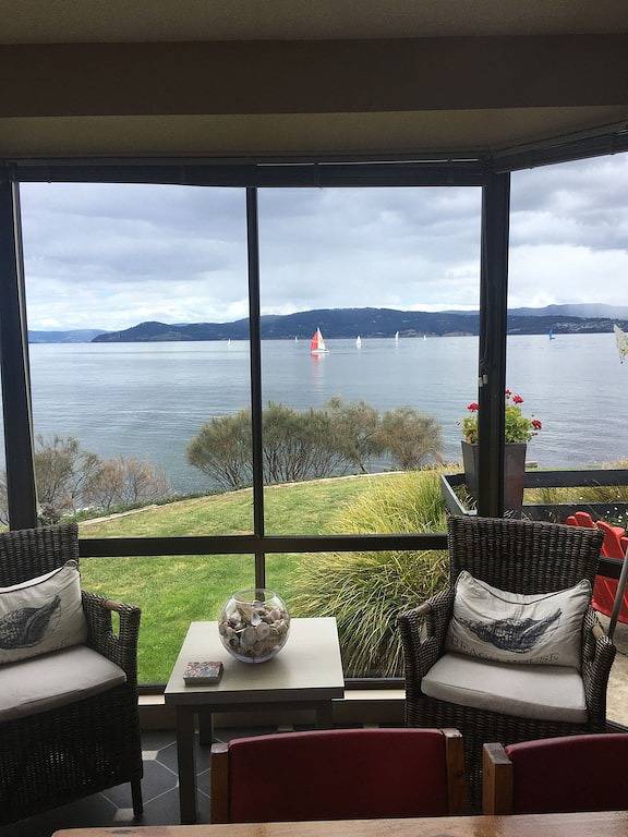 Kostenlose Flasche tasmanischer Wein, total komplett ausgestattetes gemütliches Ferienhaus am Strand in Hobart, Tasmanien