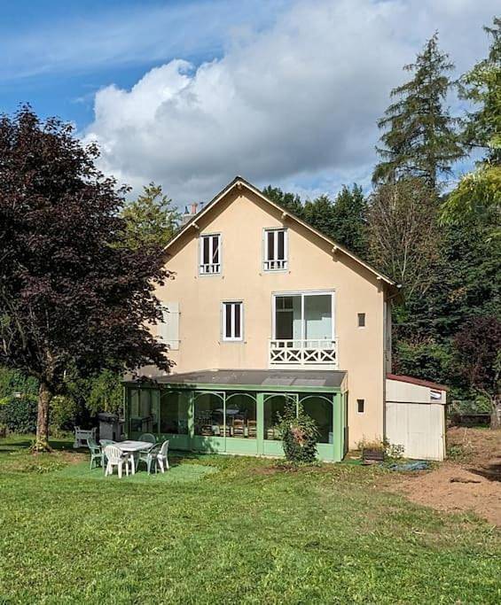 Location de vacances pour 14 personnes, avec jardin et vue à Vic-sur-Cère