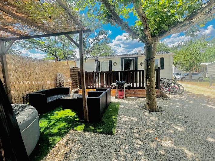 Camping pour 6 personnes, avec Jacuzzi et Terrasse ainsi que Jardin et Piscine