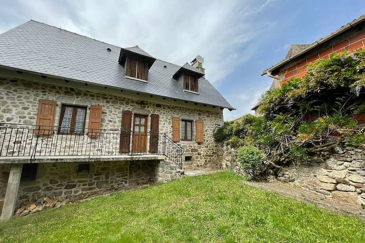 Location de vacances pour 7 personnes à Vitrac (Cantal)
