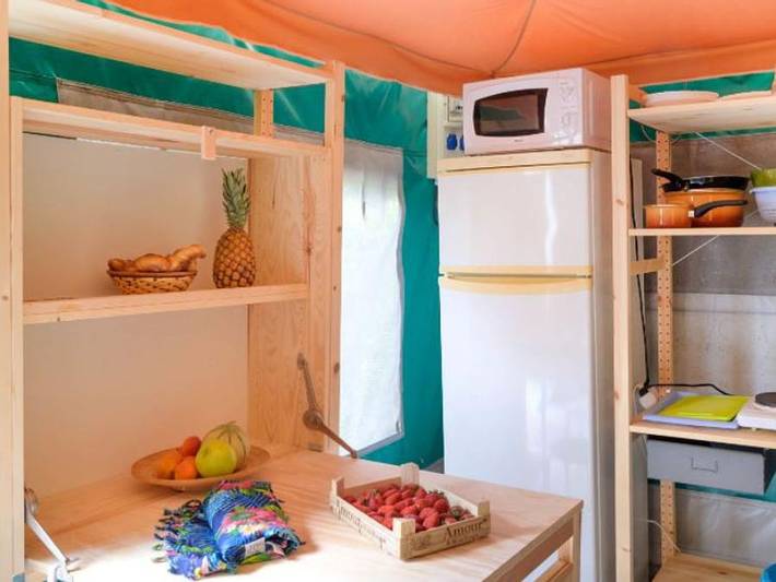 Tente pour 4 personnes, avec sauna et bassin pour enfant, animaux acceptés dans Auvergne-Rhône-Alpes - 3