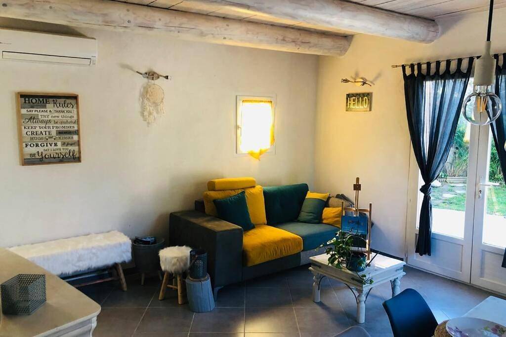 Three-Bedroom Villa in Saint-Laurent-de-Carnols, Nimes und Umgebung