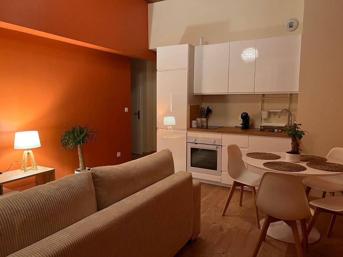 Chambre en colocation -terre ocrée- centre - ville- parking in Ambérieu-en-Bugey, Belley