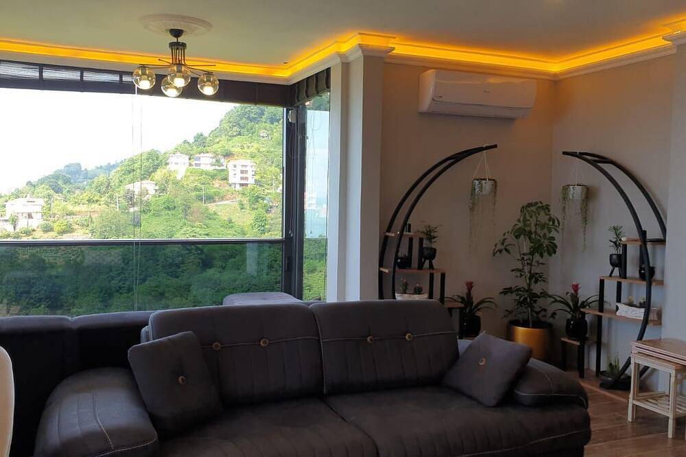 Deniz ve dağ manzaralı cam teraslı villa in Región del Mar Negro