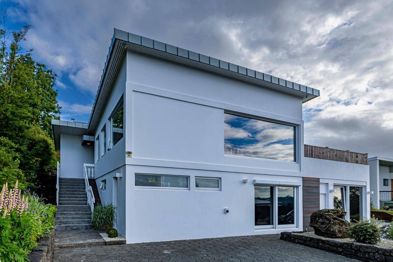 Iceland Sjf Villa, Hot tub & Outdoor Sauna Amazing Mountains and City View Over Reykjavík in Kópavogur, Islanda