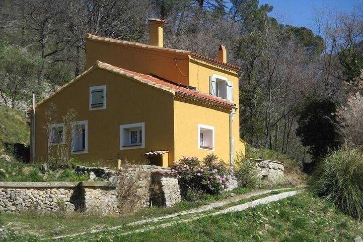 Location de vacances pour 4 personnes, avec jardin à Montferrat