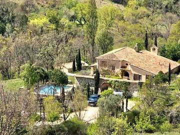 Cottage pour 14 personnes, avec terrasse ainsi que vue et piscine, animaux acceptés à La Roche-sur-le-Buis