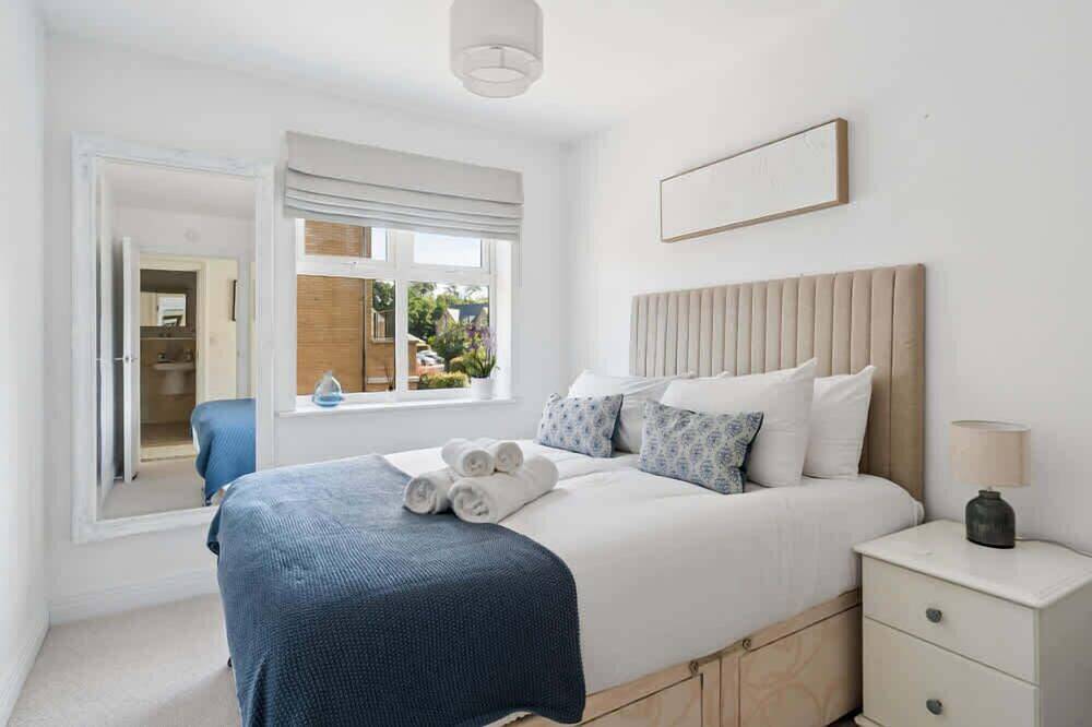 Ganze Wohnung, Virginia Water - 2 Bed w/ Parking - By Tempstay in Thorpe Park, Surrey