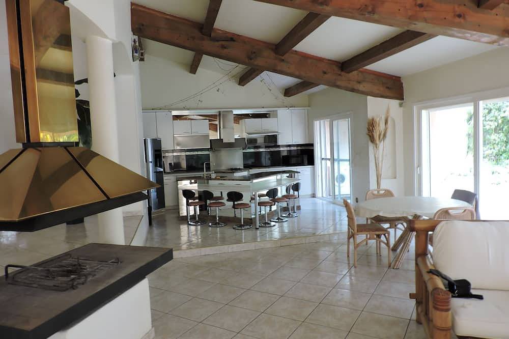Maison de Campagne Avec Piscine Privée in Aubagne, Marseille region