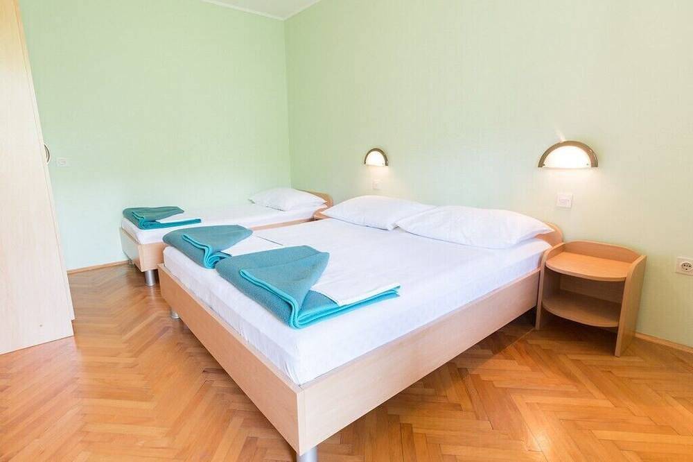 Appartamento intero, Appartamenti e camere Nikica, (14171), Baška, Croatia in Baška, Krk (Croazia)