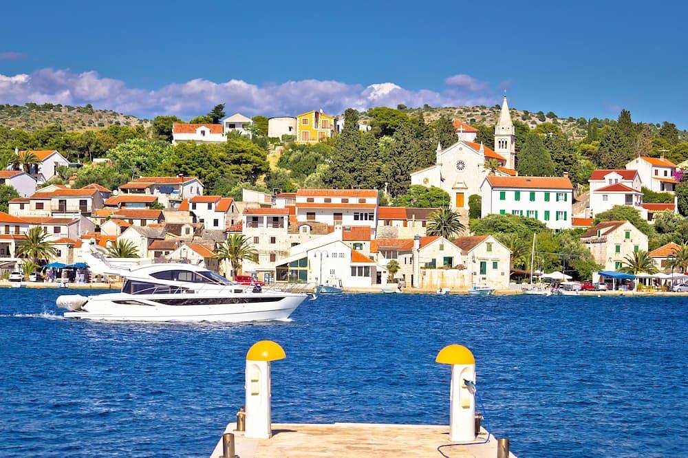 Casa en el centro de la antigua ciudad costera de Rogoznica, cerca de Split in Rogoznica, Condado de Šibenik-Knin