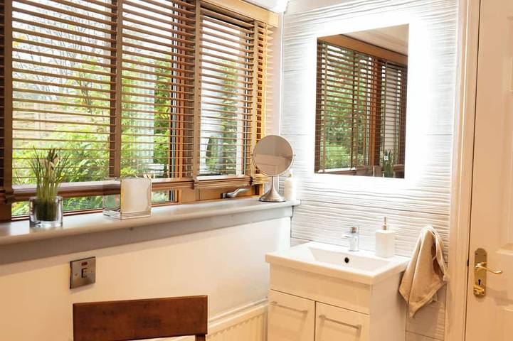 Wunderschöne, einzigartige und private Lodge in den ruhigen, reifen Gärten in Dublin North Suburb, Malahide
