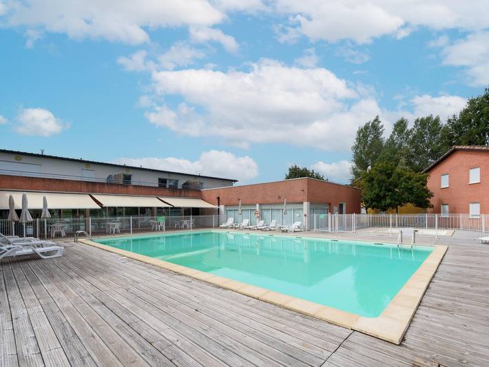 Gîte pour 4 personnes, avec piscine et terrasse, adapté aux familles à Rivières - 2