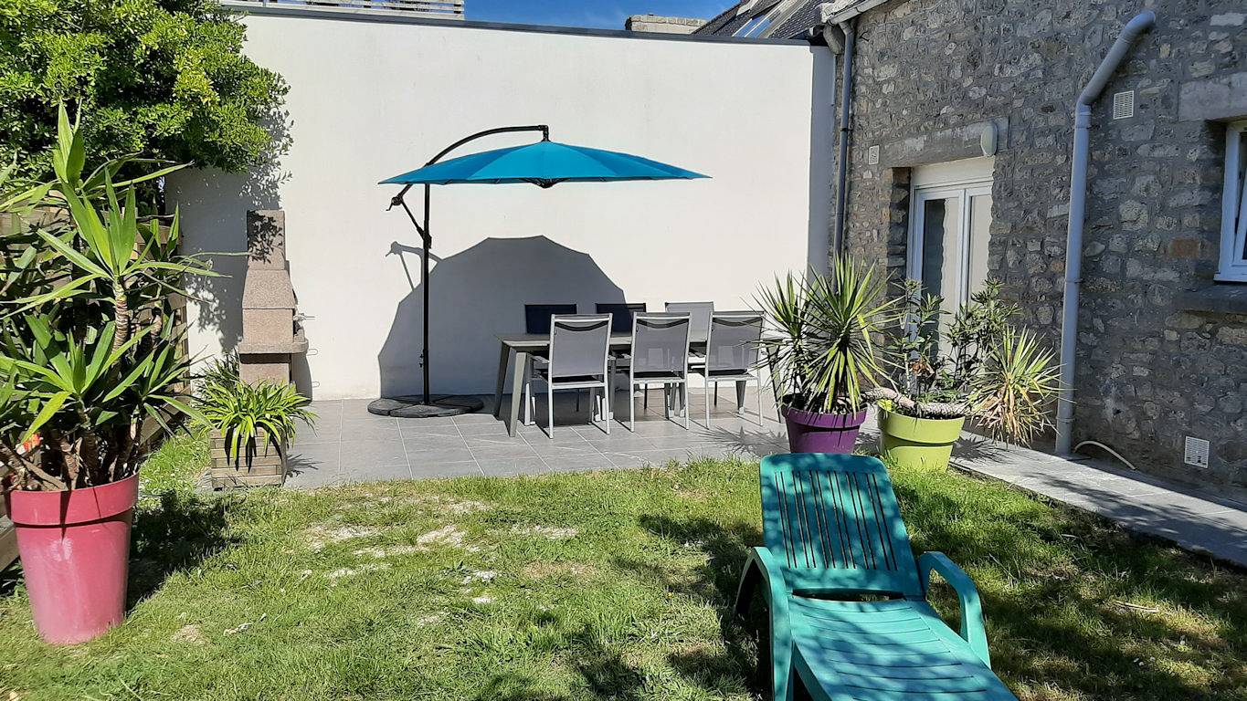 Villa Ker Heol, vue mer, piscine, plages à pied in Le Dossen, Santec