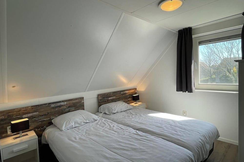 Bungalow with infrared sauna and jacuzzi in the garden in Medemblik, Ijsselmeer