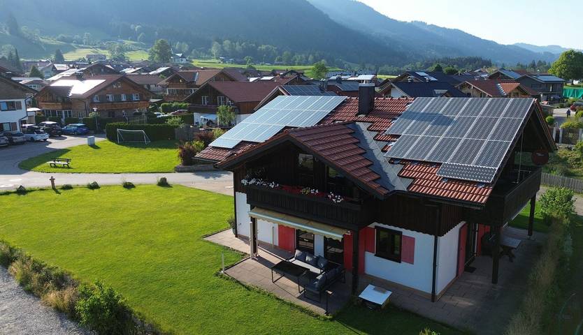 Ferienhaus für 11 Personen, mit Balkon und Terrasse sowie Garten und Ausblick in Bolsterlang