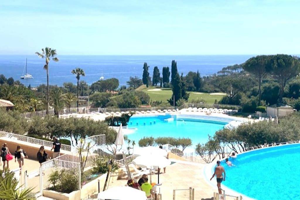 Appartement entier, Superbe duplex T3 climatisé avec Terrasse et Solarium, magnifique vue Mer et Golf in Cap Estérel, Saint-Raphaël