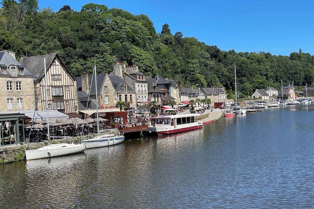 Bord de Rance, Vue à Couper le Souffle sur le Port Historique de Dinan, Parking in Lanvallay, Région de Dinan