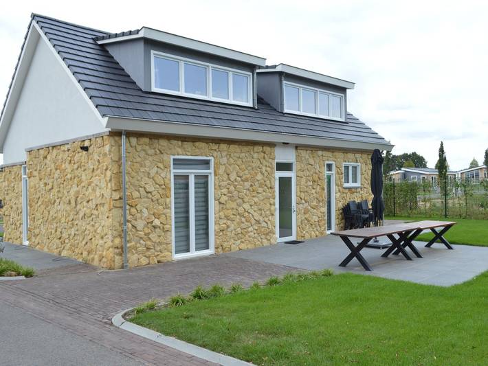 Vakantiehuis voor 12 personen, with zwembad and terras as well as tuin, kindvriendelijk in Bemelen