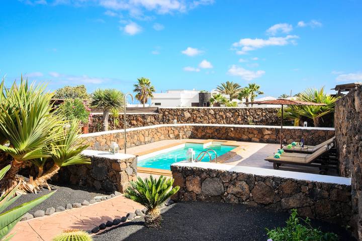 Villa de estilo rústico con Wi-Fi y zona exterior con piscina y jardín; Aparcamiento disponible in Guime, San Bartolomé