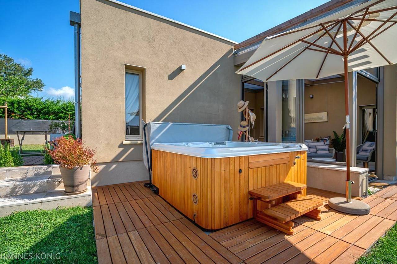 Deluxe Double Room with Shower in Forcalquier, Parc naturel régional du Luberon