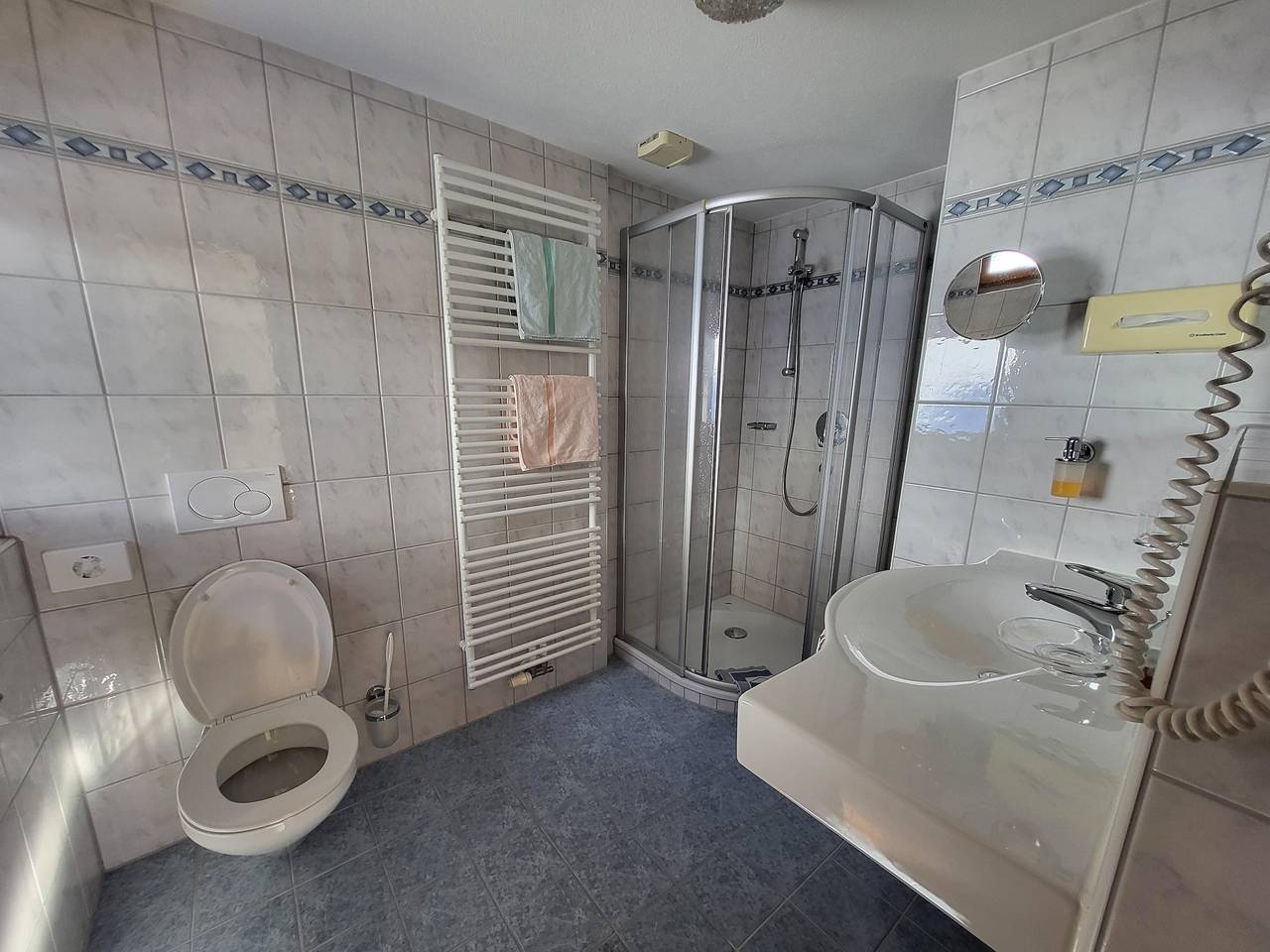Ganze Ferienwohnung, Doppelzimmer mit Du/Wc (Fußende offen), Balkon in Hintertux, Tux