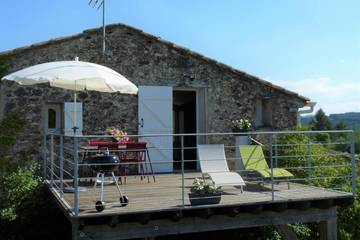 Gîte pour 2 personnes, avec piscine ainsi que terrasse et jardin, animaux acceptés à Mollans-sur-Ouvèze