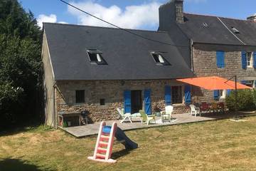 Gîte pour 10 personnes, avec jardin et terrasse, animaux acceptés à Plufur
