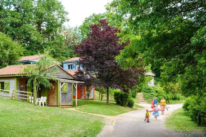 Camping pour 4 personnes, avec Terrasse et Piscine