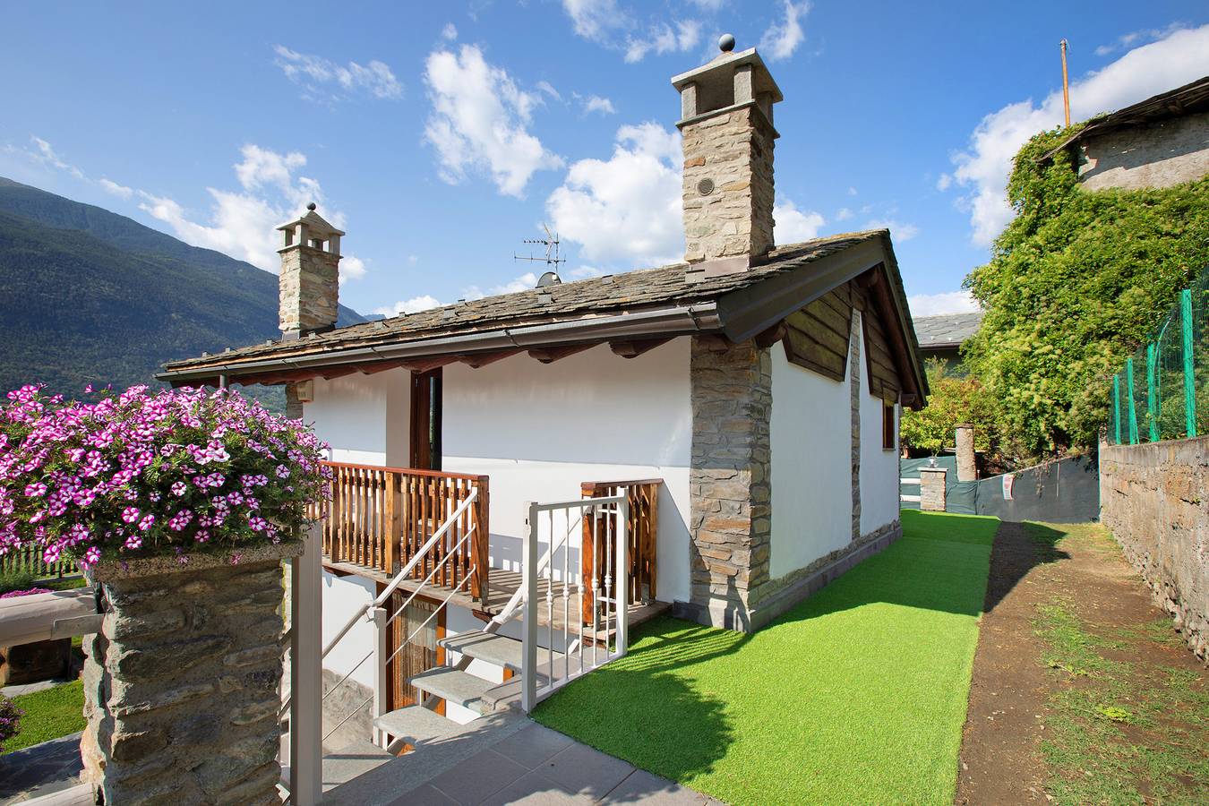 Appartamento intero, Appartamento 'Casa Sabrina - Appartamento Bianco' con Vista Montagna, Terrazza Privata e Wi-Fi in Comune di Sarre, Alpi Pennine