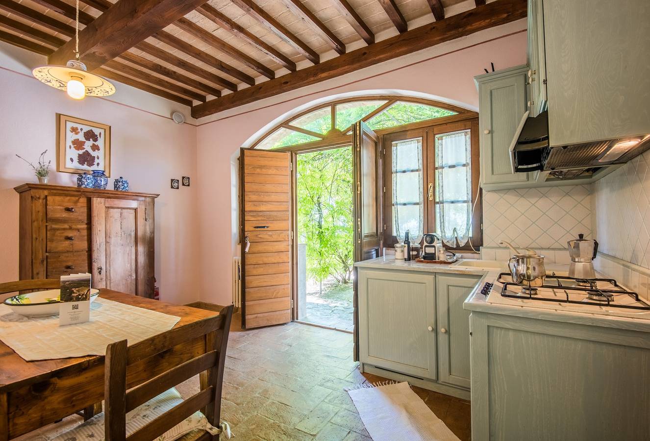 Podere Giardino Wine & Bed - Appartamento Glicine: Casale con Piscina, Wi-Fi e Aria Condizionata in Montalcino, Val d’Orcia