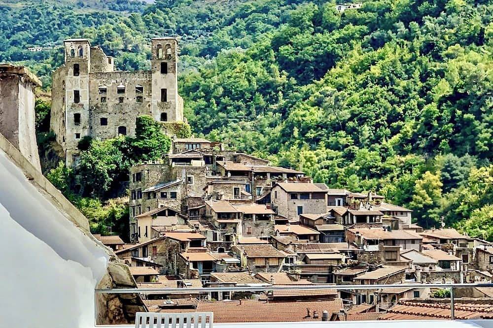 Appartamento intero, Vista mozzafiato sul Castello e sul Ponte Romano, 4 Letti, 4 Bagni, Ac, Wifi Gratuito in Dolceacqua, Alpi Liguri