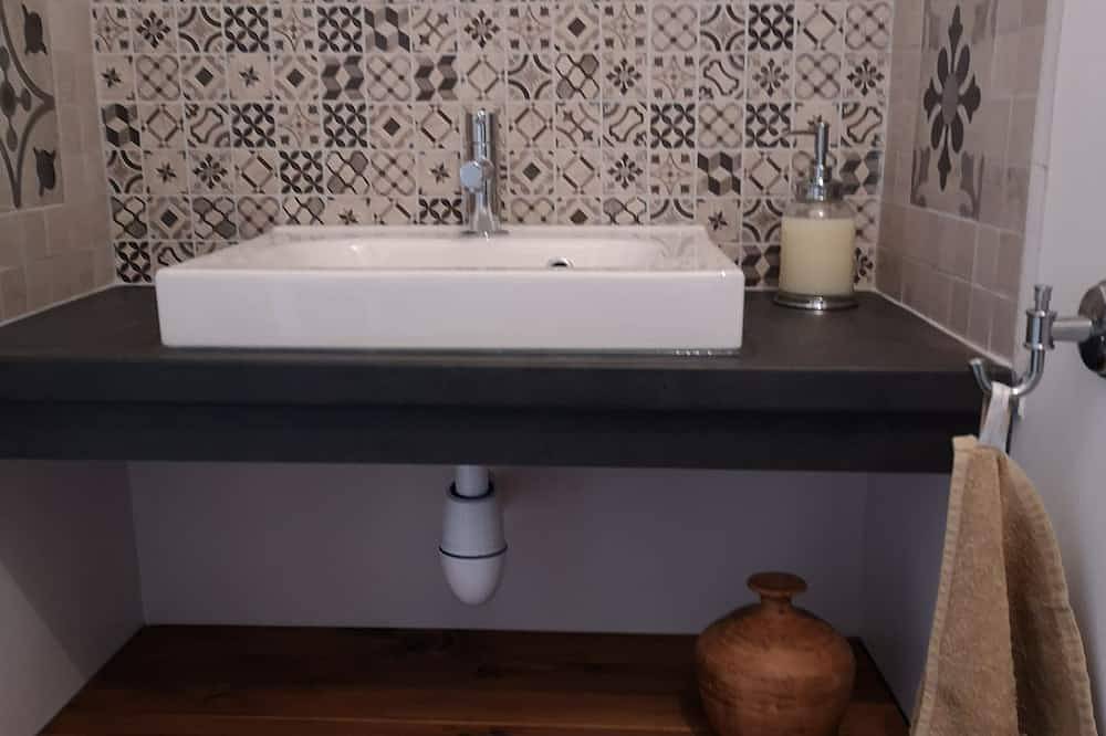 Under the wisteria of Costebelle on a wooded plot of 7500m2 private swimming pool in Cheval-Blanc, Parc naturel régional du Luberon