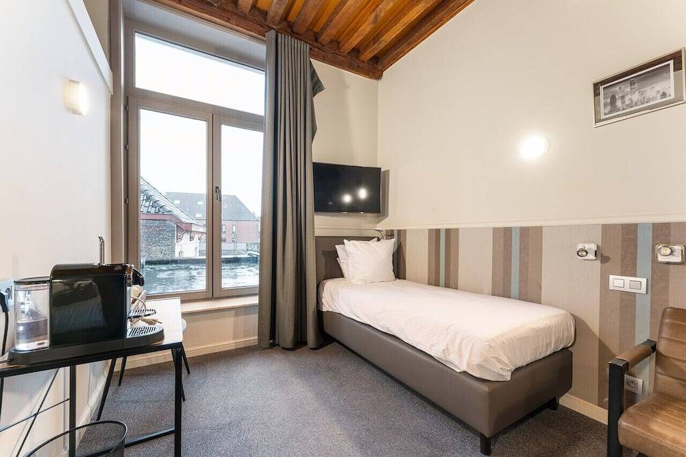 Spacious Triple Room in Historic Bruges. in Brügge, Westflandern