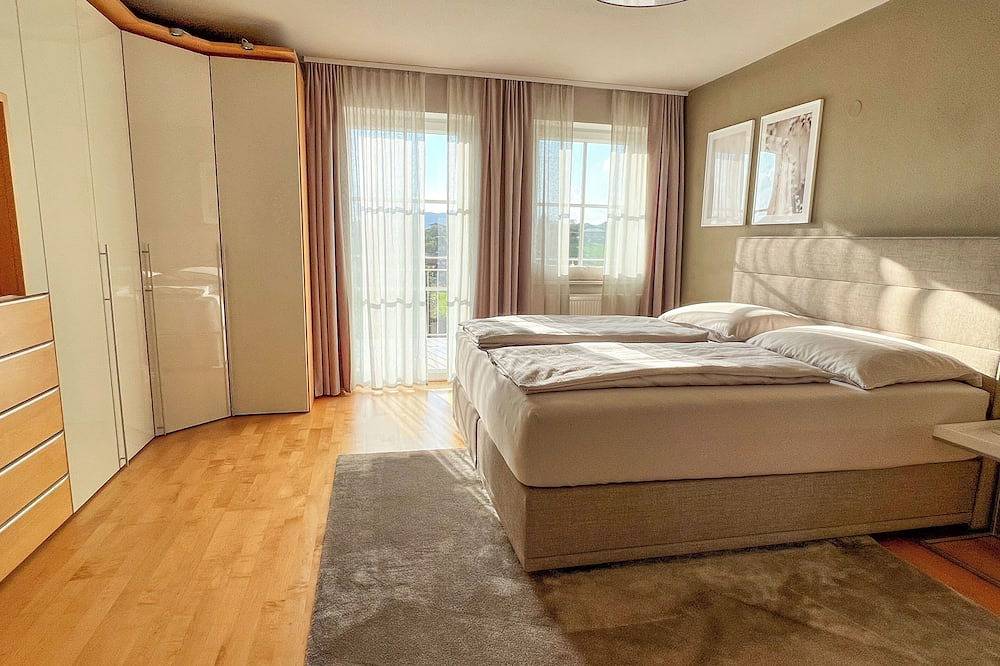 Dein \"Lieblingsplatz\": Exklusiv Wohnen mit Terrasse, Garten und Pool in Seekirchen am Wallersee, Bezirk Salzburg-Umgebung