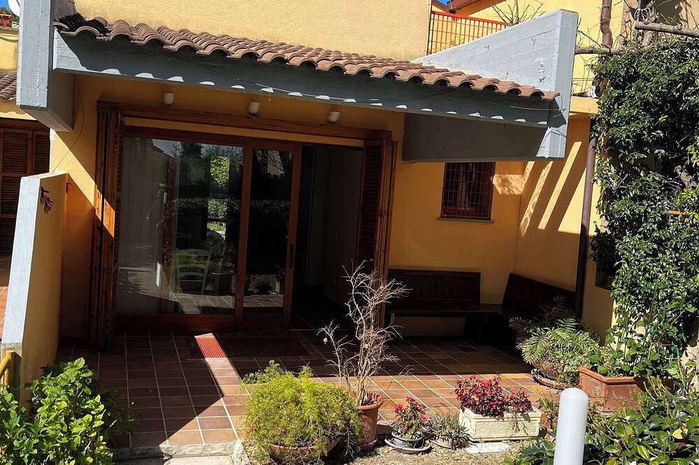 La Buganvilla: a cozy cottage with garden near the center of Sirolo in Sirolo, Riviera del Conero