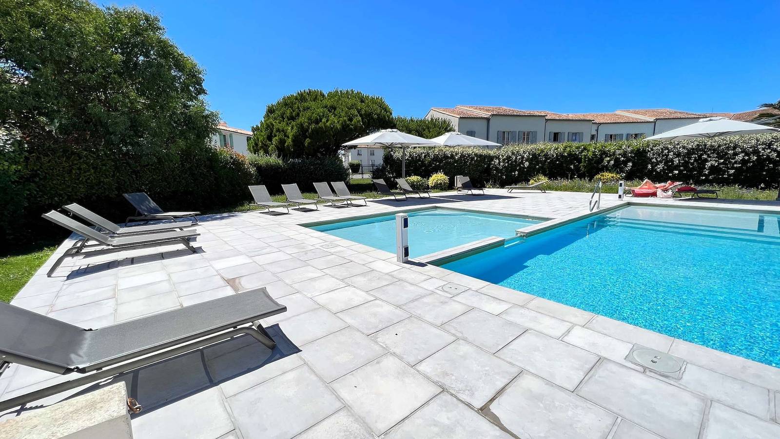 Appartement de vacances entier, Jolie maison à étage avec cour, piscine et parking in Ars-en-Ré, Île de Ré