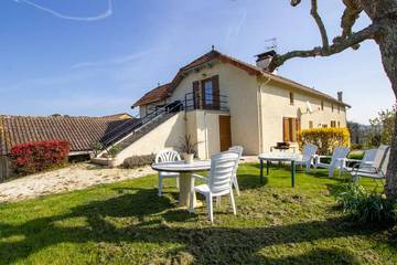 Gîte pour 8 personnes, avec jardin et terrasse à Doissat