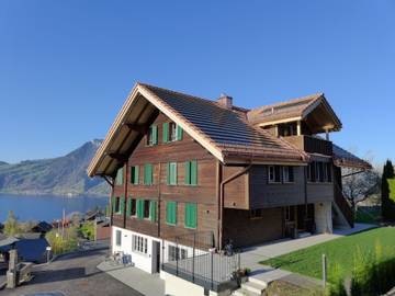 Gîte pour 3 personnes, avec terrasse et vue sur le lac à Krattigen