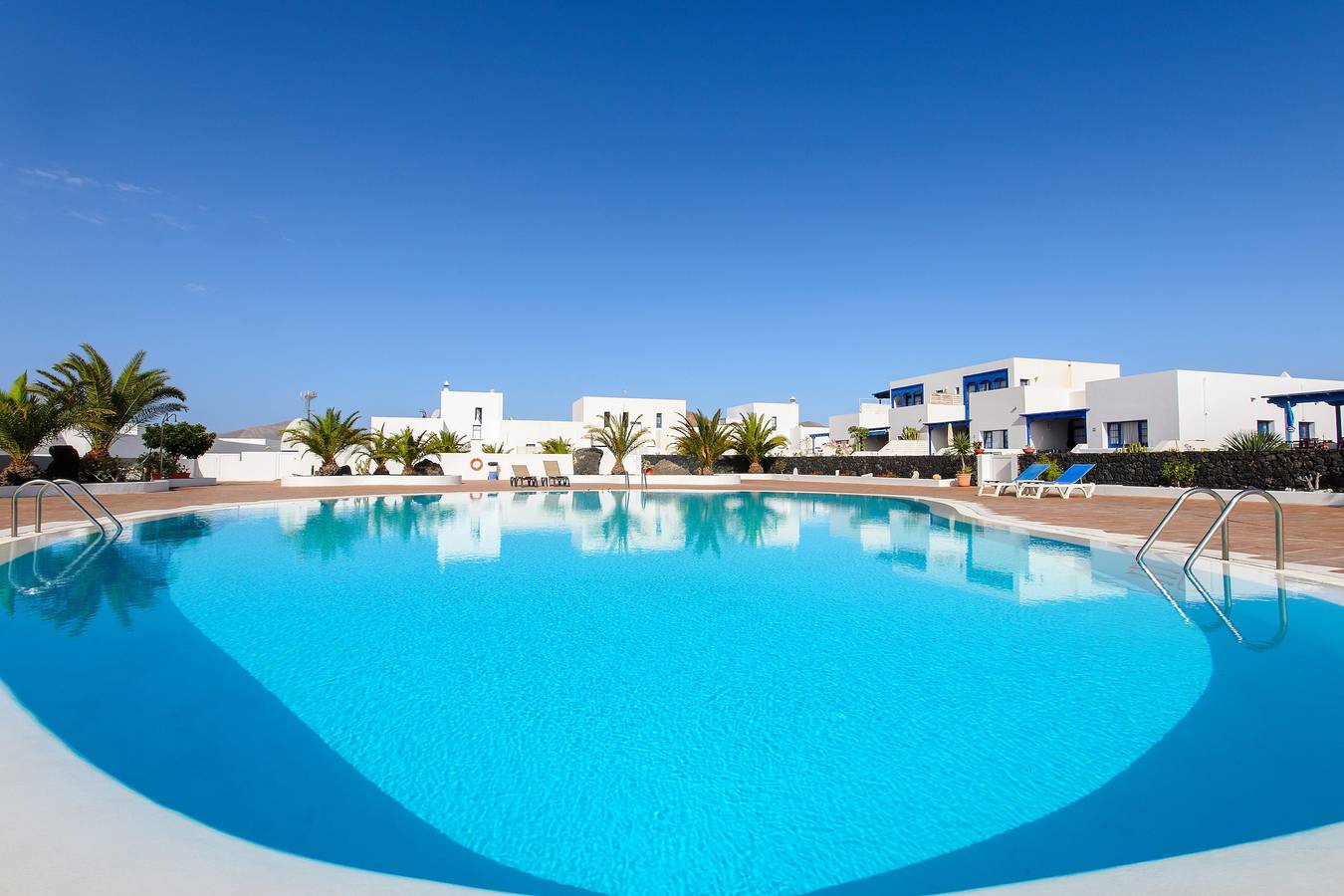 Appartement entier, Appartement spacieux "Casa Nancy" avec vue sur les montagnes, piscine, Wi-Fi et terrasse in Puerto Calero, Yaiza