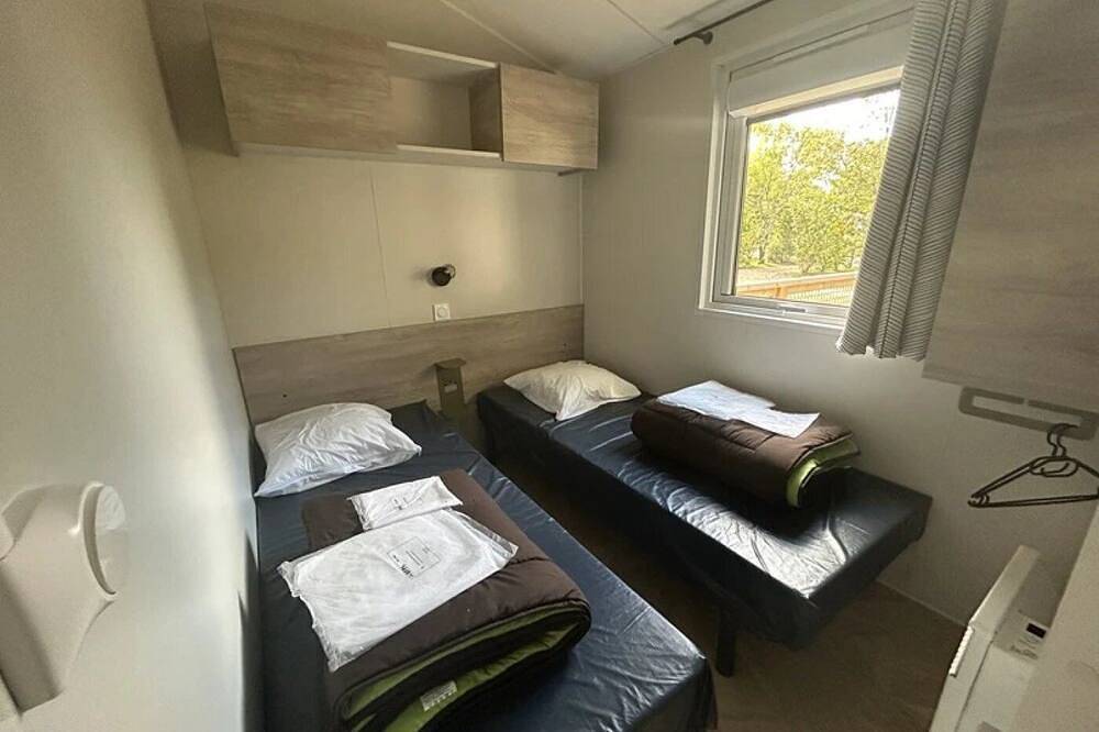Zecamping 4* piscine couverte jacuzzi sauna mobil-home Tv Bbq 33m2 in Apremont, Vallée de la Loire