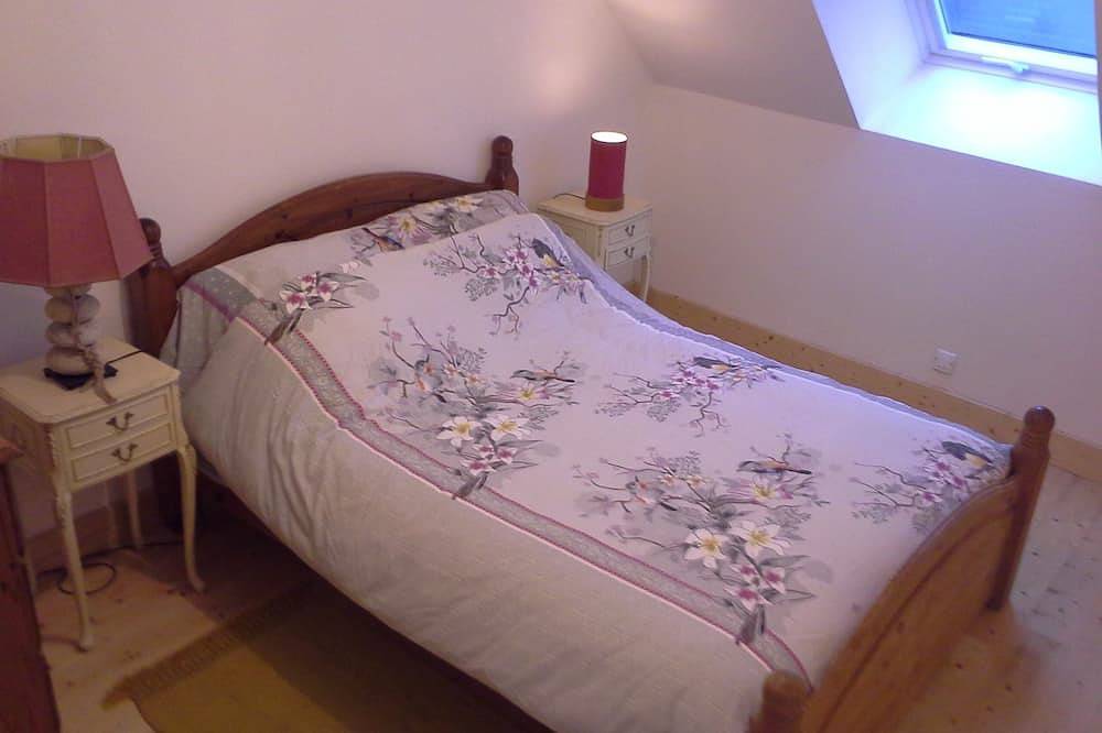 Gîte St Germain sleeps 5, 3 mins from the lake fishing/pedalos, pets welcome! in Glomel, Guingamp Region
