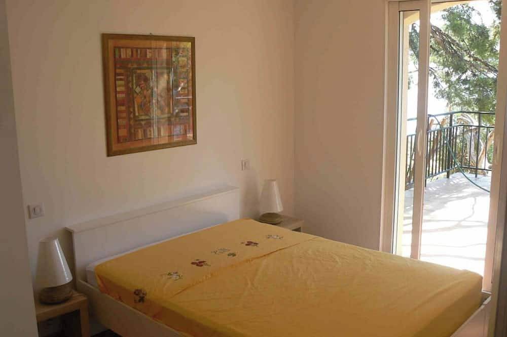 Waterfront, sleeps 8, direct access to the sea in 1 min. in Ensuès-la-Redonne, Mediterranean Coast (France)