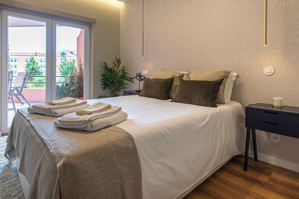 Ganze Wohnung, Deluxe 2Bdr Apartment in Carcavelos by Lovelystay in Carcavelos e Parede, Costa de Lisboa