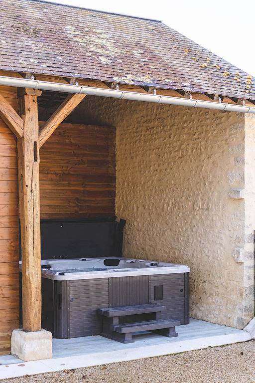 Gîte pour 3 personnes, avec piscine et jardin ainsi que terrasse et jacuzzi à Montamisé - 3