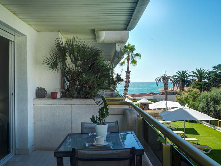 Ferienwohnung für 4 Personen, mit Terrasse und Garten sowie Pool in Sitges